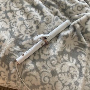 T3 SinglePass Curl 1.25-Inch Ceramic Curling Iron